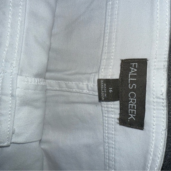 New Falls Creek Cotton Spandex White cuffed utility pocket shorts size 16 - Picture 7 of 7